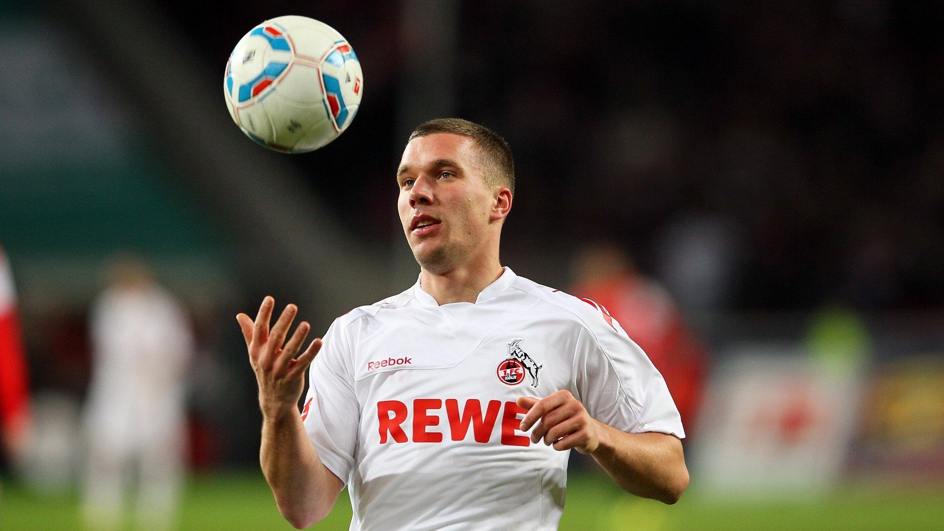 九游网页版入口-未来足球趋势：数据和技术如何改变战场？，足球未来可期